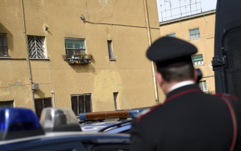 Indagato per omicidio un 64enne: silenziatore e foto di guerra a casa