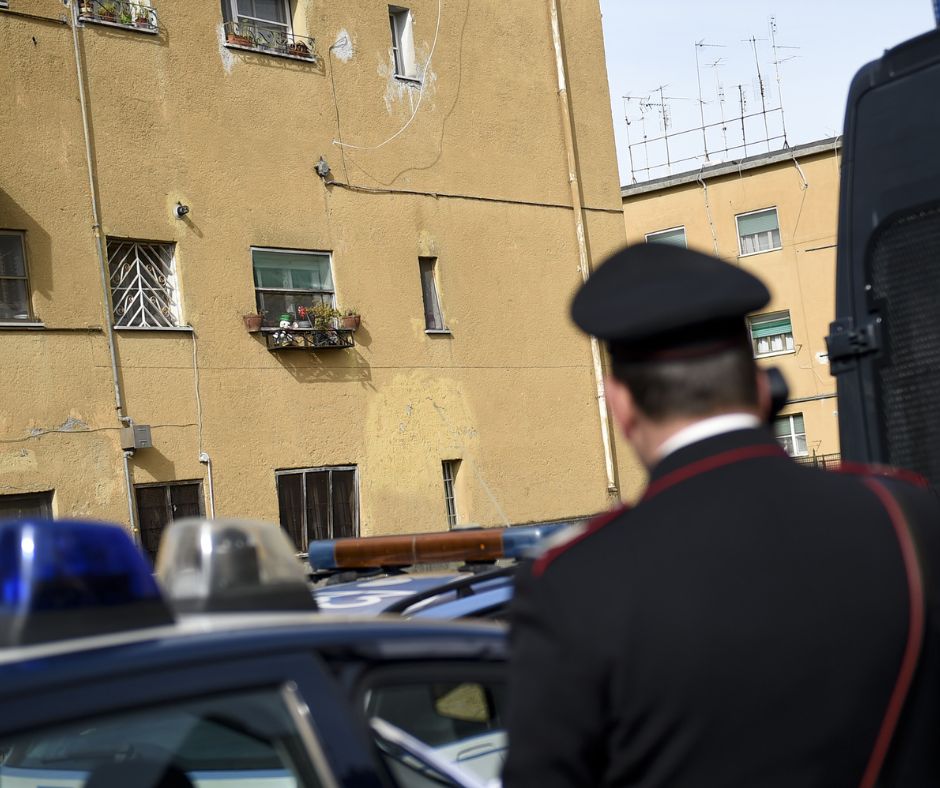 Indagato per omicidio un 64enne: silenziatore e foto di guerra a casa