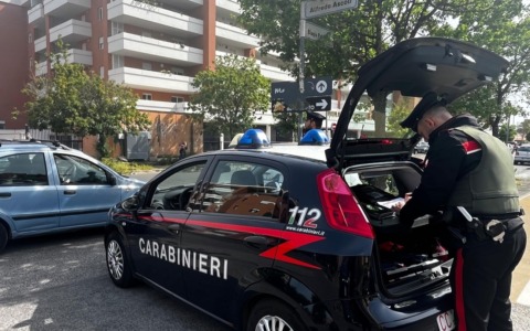 Frosinone, cade da una scala tentando di rientrare in casa
