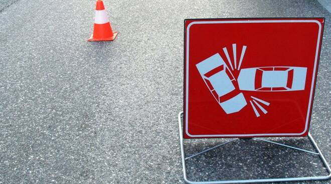 Automobilista investe un ciclista dopo una lite nel Veronese