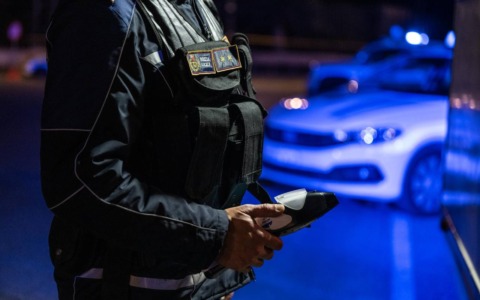 Tragico inseguimento: muore un agente di polizia, due giovani arrestati