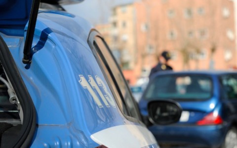 Morte di un uomo ammanettato a Bologna, applicato lo “scudo” per gli agenti