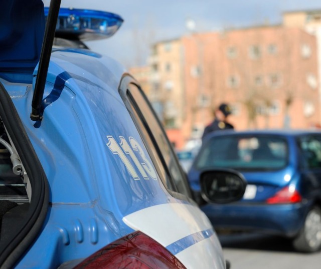 Rissa tra turisti e venditori nelle strade di Capri