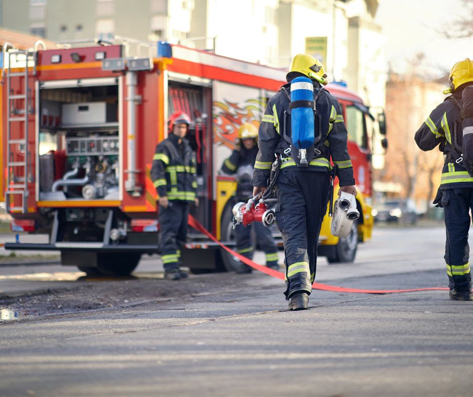 Minicar elettrica in fiamme nel centro di Bari