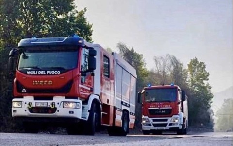 Masso sul corteo funebre, una donna muore e sette feriti