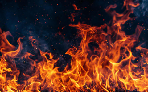 Fiamme nei boschi del Nevada, la notte illuminata dal rogo