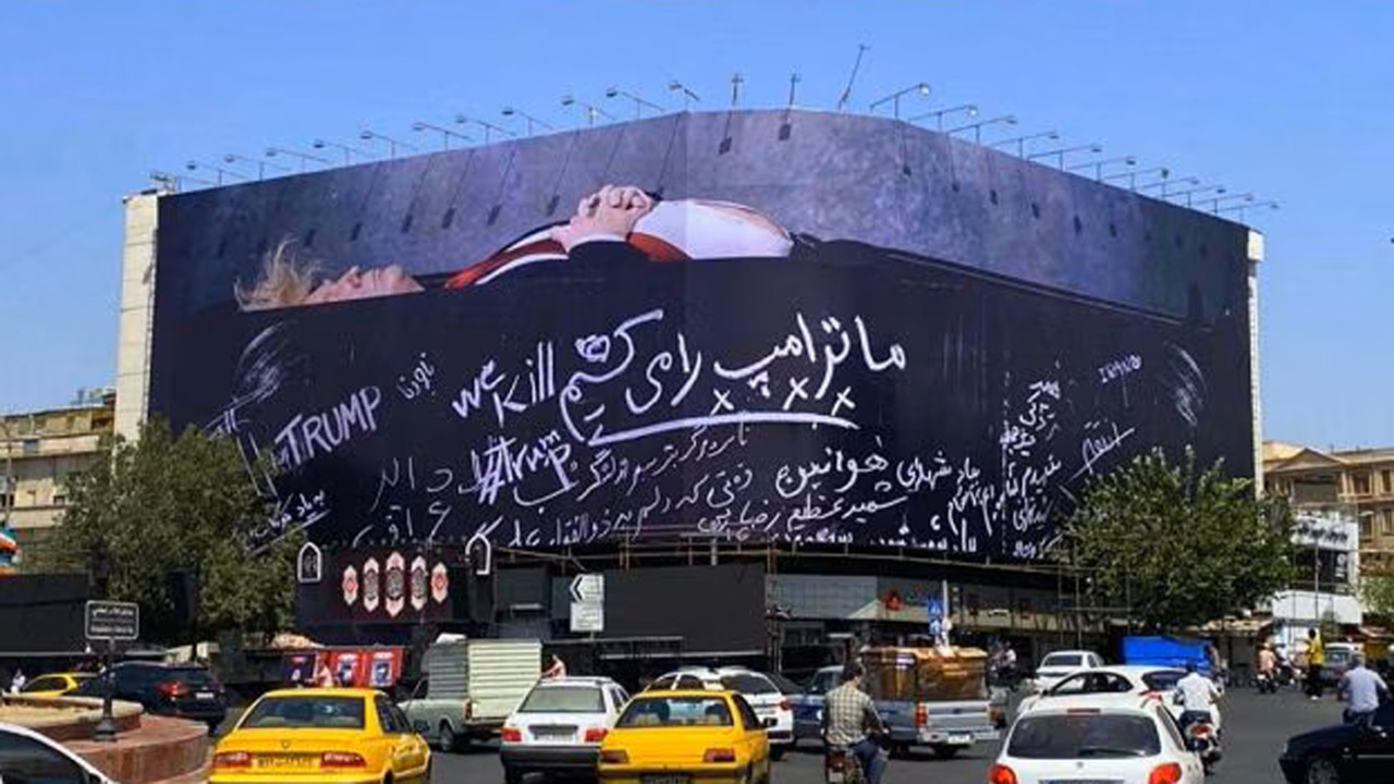 Murale a Teheran raffigura Trump in bara: minacce di vendetta per Khamenei