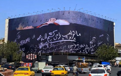 Murale a Teheran raffigura Trump in bara: minacce di vendetta per Khamenei