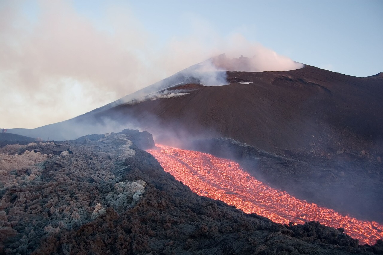 Catania: voli sospesi per nube di cenere dall’Etna