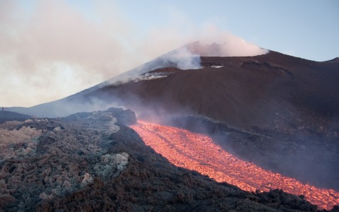 Catania: voli sospesi per nube di cenere dall’Etna