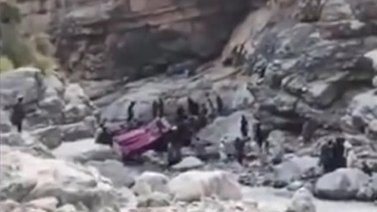 Tragedia in Pakistan: bus con 40 passeggeri precipita da un burrone