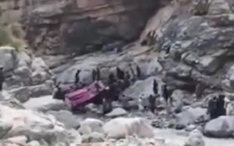 Tragedia in Pakistan: bus con 40 passeggeri precipita da un burrone