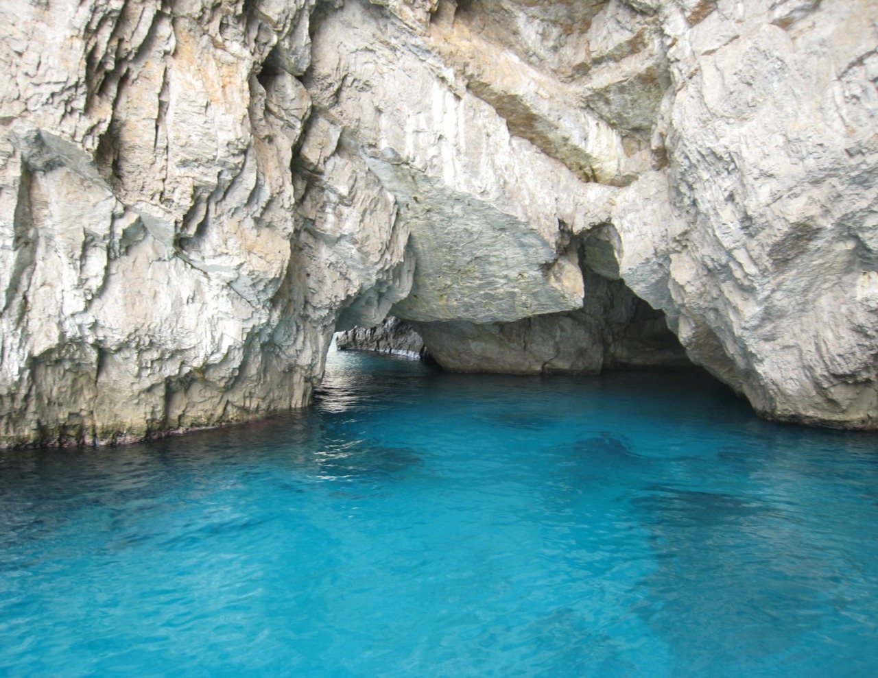 Incidente a Capri: barca di turisti americani affonda nella Grotta Azzurra