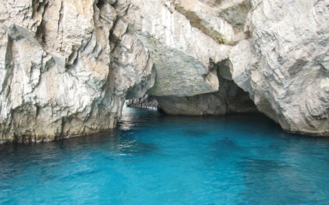 Incidente a Capri: barca di turisti americani affonda nella Grotta Azzurra