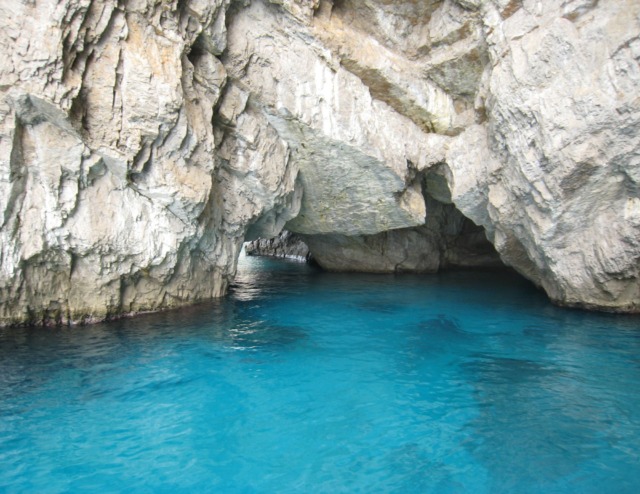 Incidente a Capri: barca di turisti americani affonda nella Grotta Azzurra