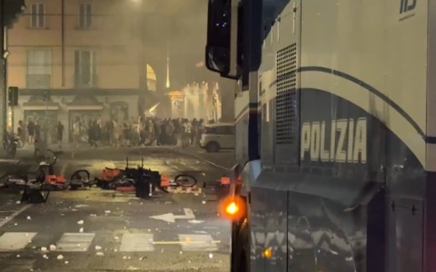 Scontri a Bologna dopo la manifestazione per Fakir: un’auto incendiata
