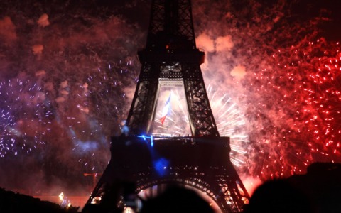 Spettacolo di droni e fuochi d’artificio alla Tour Eiffel per la Bastiglia