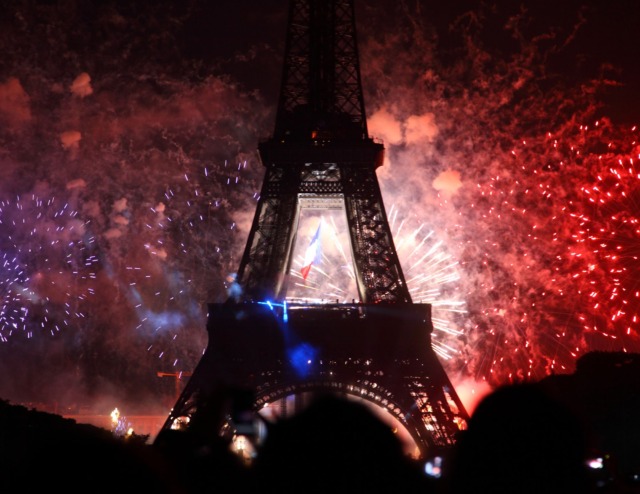 Spettacolo di droni e fuochi d’artificio alla Tour Eiffel per la Bastiglia
