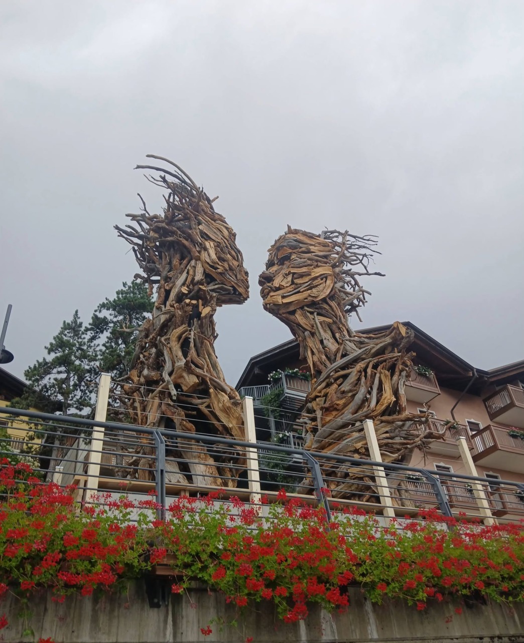 A Molveno “Il Bacio” di Marco Martalar rinasce dal legno di Vaia