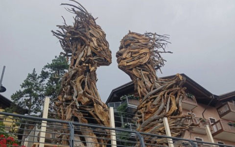 A Molveno “Il Bacio” di Marco Martalar rinasce dal legno di Vaia