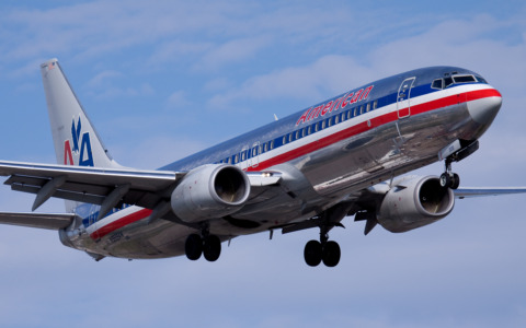 Aereo American Airlines colpito da uccelli: atterraggio d’emergenza