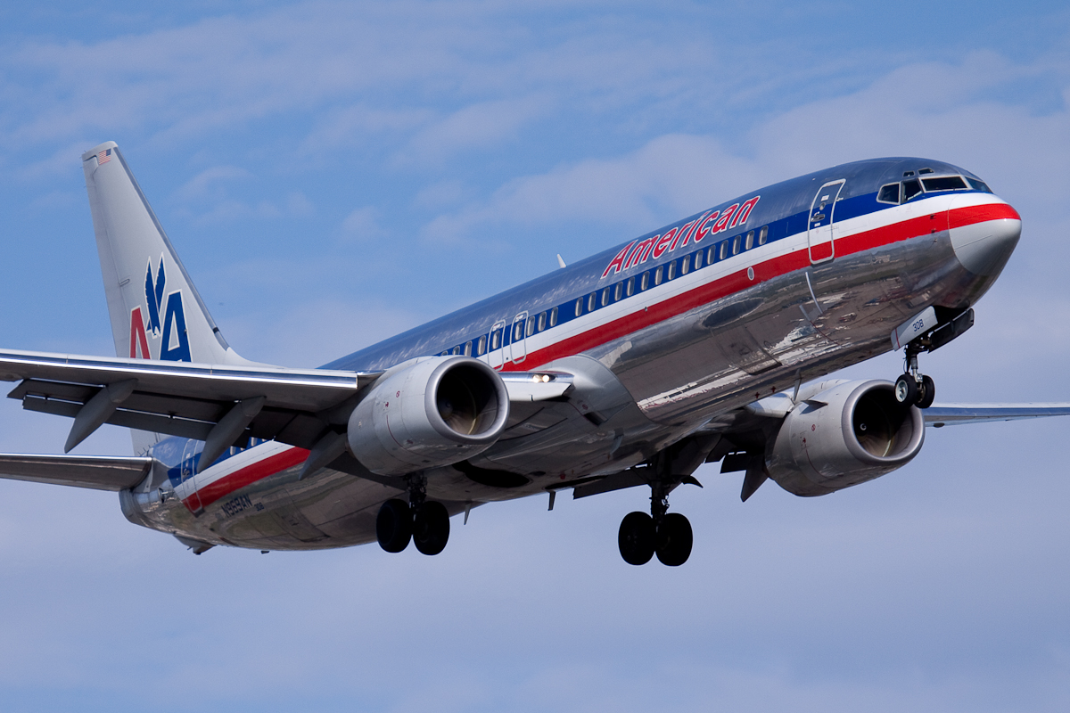 Aereo American Airlines colpito da uccelli: atterraggio d’emergenza