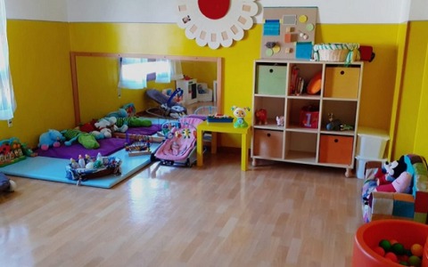 Bimbo di otto mesi con lividi al nido a Monza, il padre valuta denuncia
