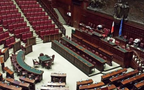 Confusione in Aula: dentiera o bite dentale al Transatlantico?