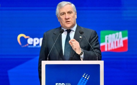 Tajani da New York si scusa per gli stereotipi sessisti sulle donne: “Non volevo offendere nessuno”