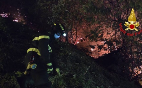 Incendio sul Monte Goi, evacuate 50 persone a Como