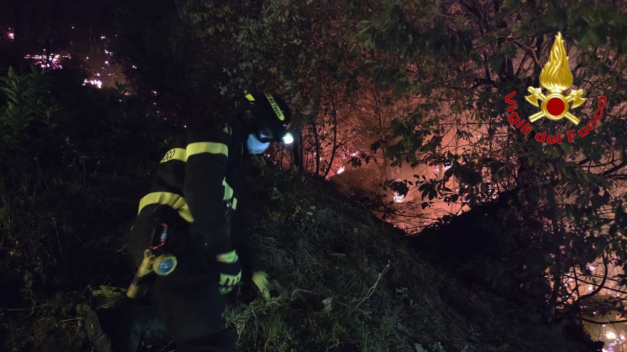 Incendio sul Monte Goi, evacuate 50 persone a Como