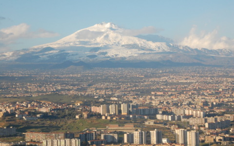 Sospensione voli in arrivo all’aeroporto di Catania per eruzione Etna