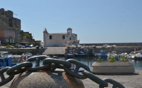 Cittadini bloccano il porto di Pozzuoli per mancanza d’acqua