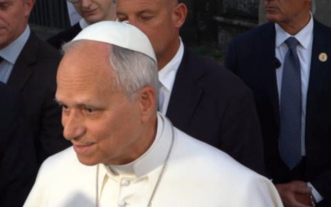 Leone XIV celebra a Parigi davanti a 700mila fedeli