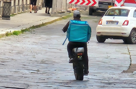 Rider filmato mentre assaggia cibo destinato ai clienti