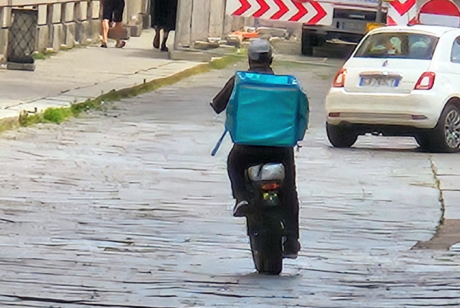 Rider filmato mentre assaggia cibo destinato ai clienti
