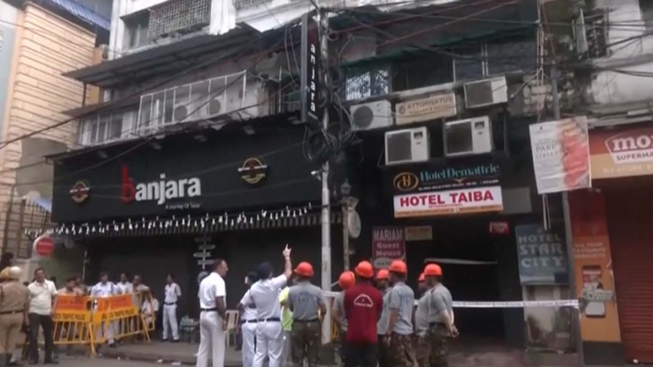 Incendio in hotel a Calcutta: nove morti, anche un bambino