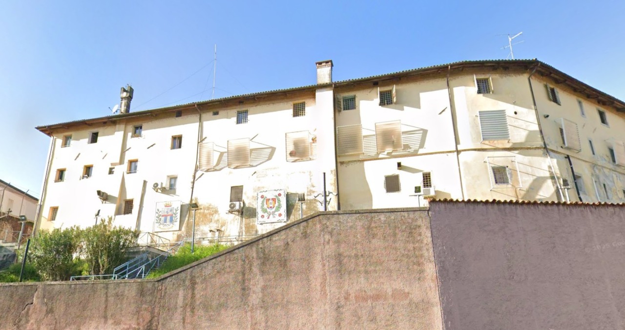Detenuto di 19 anni muore dopo incendio in cella a Pordenone