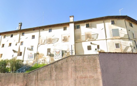Detenuto di 19 anni muore dopo incendio in cella a Pordenone