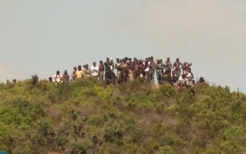 Ceuta, l’invasione non c’è stata: centinaia di migranti bloccati al confine dal Marocco