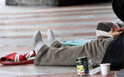 Belluno, trova 4.390 euro e li consegna ai passanti