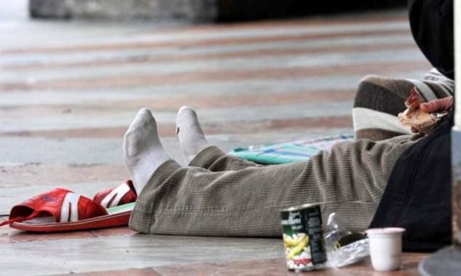 Belluno, trova 4.390 euro e li consegna ai passanti