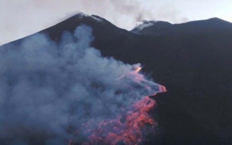 Nuova bocca eruttiva sull’Etna, lava nella Valle del Leone