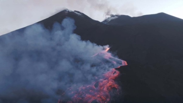 Etna, nuova bocca eruttiva: stop ai voli da Catania