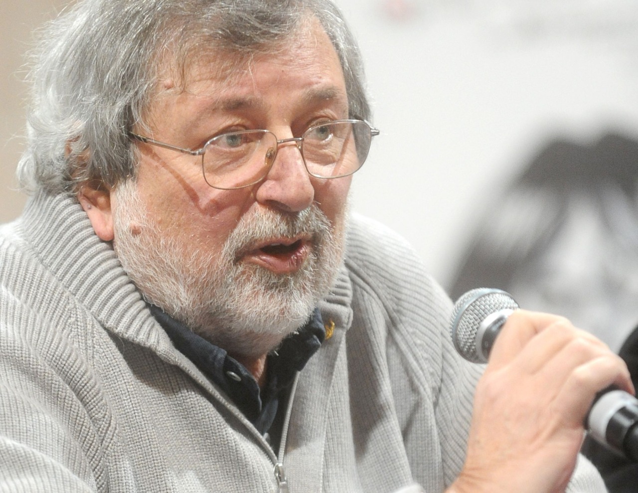 Addio a Francesco Guccini, il cantautore poeta ci lascia a 86 anni
