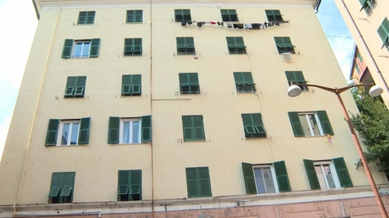 Genova, ferisce la sorella e poi muore precipitando dal sesto piano