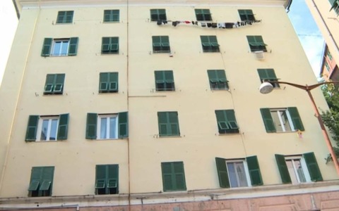 Genova, ferisce la sorella e poi muore precipitando dal sesto piano