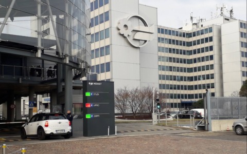 Donna precipita da un edificio Mediaset: è gravissima
