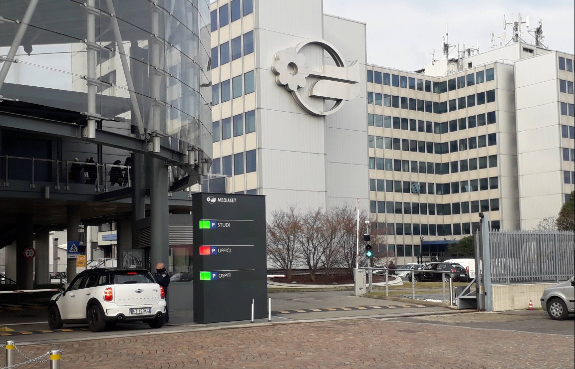 Donna precipita da un edificio Mediaset: è gravissima
