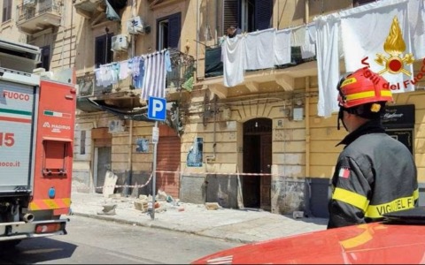 Palermo, cedimento di un balcone: 56enne ricoverata